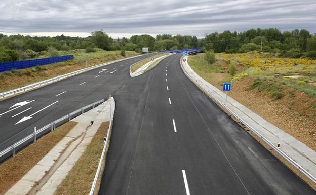 Últimos remates en los accesos a la autovía A60 en el nuevo tramo Puente Villarente-Santas Martas que se inaugurará en pocas semanas. 