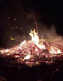 Imagen secundaria 2 - Centenares de burgaleses disfrutan del festival de luz y fuego de la hoguera de San Juan