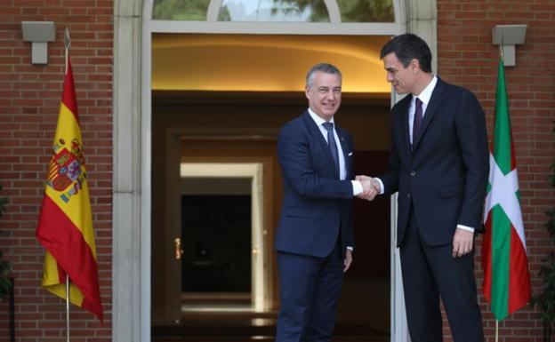 Pedro Sánchez recibe a Iñigo Urkullu en La Moncloa.