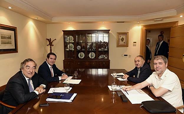 Los presidentes de CEOE y de Cepyme, Juan Rosell (izquierda) y Antonio Garamendi (segundo por la izquierda) y los secretarios generales de UGT y CCOO, Pepe Álvarez (segundo por la derecha) y Unai Sordo (derecha), durante la reunión del lunes,