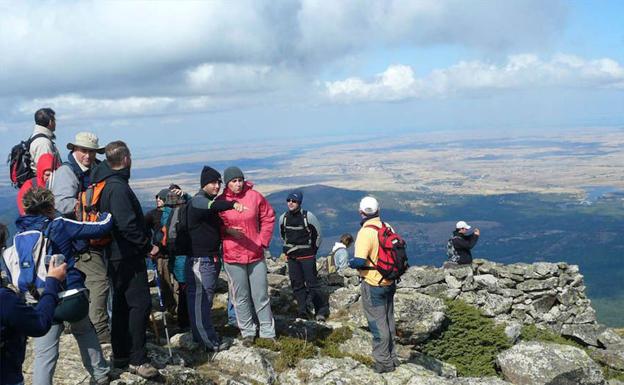 Un grupo de excursionistas en Guadarrama. 