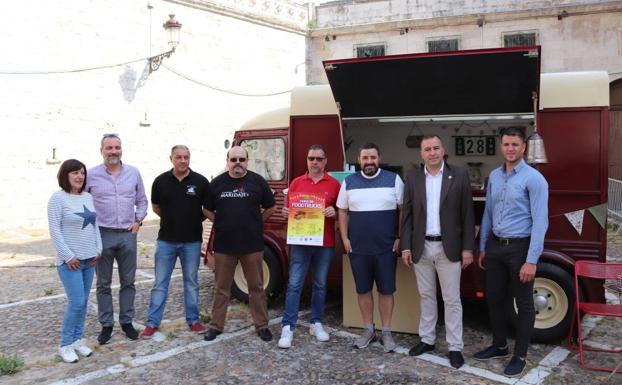 Los empresarios que participan en la feria, junto al concejal de Festejos, José Antonio Antón, en la Llana de Afuera.