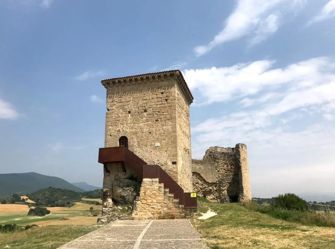 Imágenes del Castillo de Santa Gadea del Cid, una fortaleza del siglo XV que forma parte de la Lista Roja de Hispania Nostra en 2010, pero que ha sido restaurada recientemente.