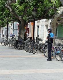 Imagen secundaria 2 - Policía Local informa sobre la prohibición de circular con bici por El Espolón antes de sancionar