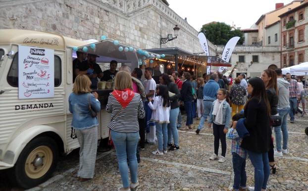 Las gastronetas han aparcado ya en la Llana de Afuera.