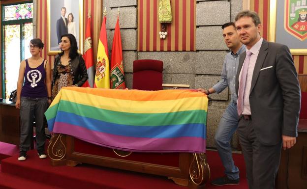 Antea Izquierdo, Gloria Bañeres, Daniel de la Rosa y Javier Lacalle posan junto a la bandera LGTBI.