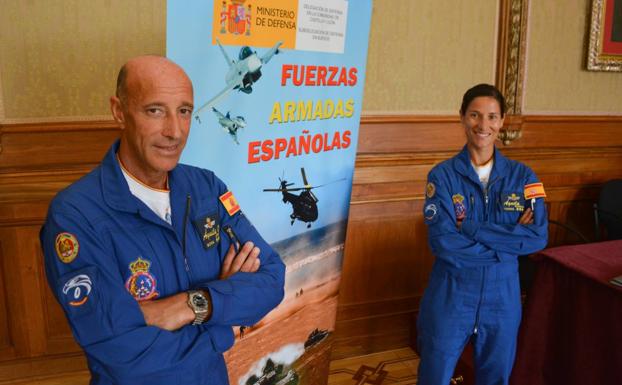 El teniente coronel García Mena y la capitana González Torres han presentado la exhibición.