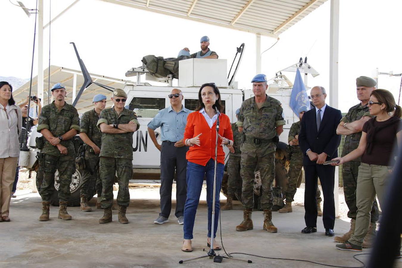 Margarita Robles visita dos puestos de vigilancia estratégicos claves dentro del despliegue de UNIFIL