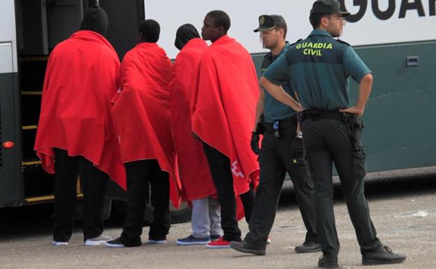 Inmigrantes, a su llegada a Tarifa.