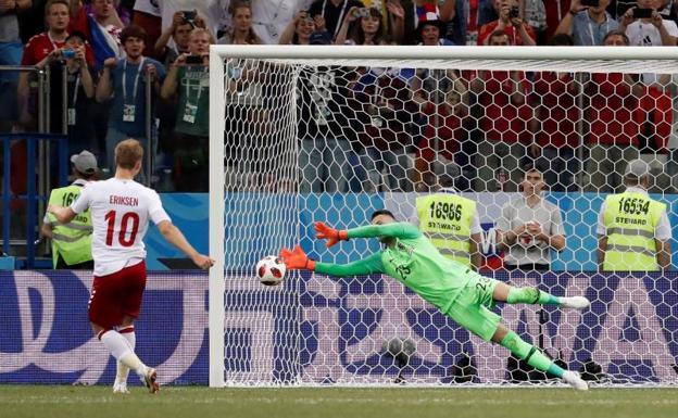 Subasic detiene uno de los penaltis a Dinamarca. 