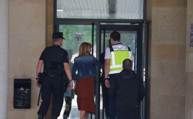 La alcaldesa de San Andrés del Rabanedo entrando en el Ayuntamiento junto a miembros de la UDEF. 