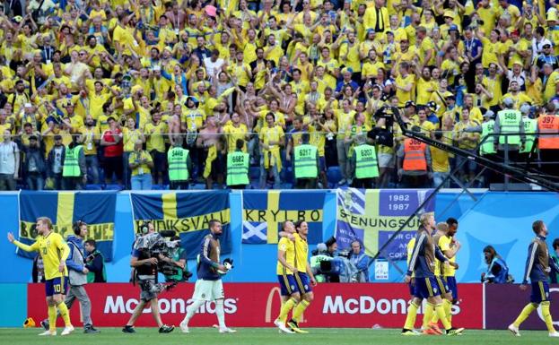 Los jugadores de Suecia celebran el pase a cuartos ante su afición. 