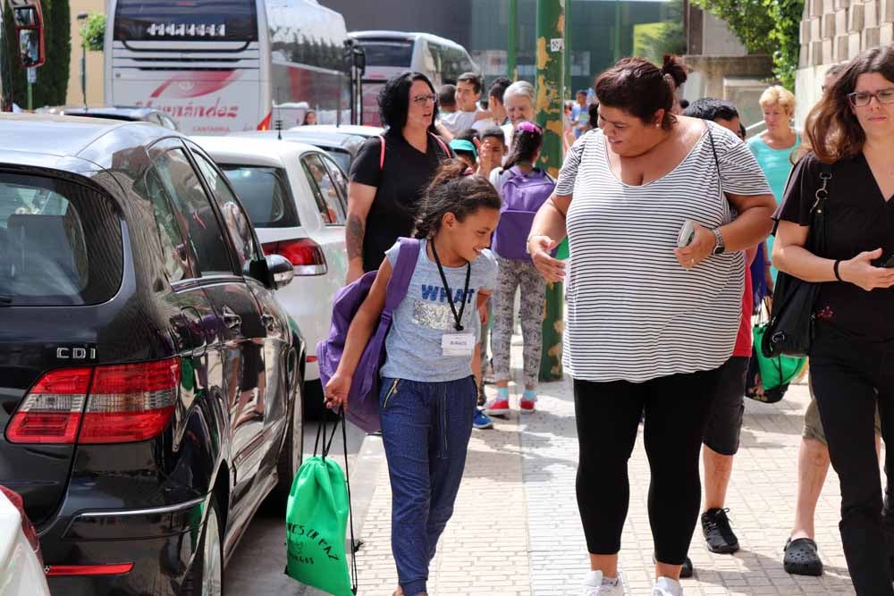 Esta mañana han llegado 18 niños desde los campamentos de refugiados en Tindouf, Argelia, que, sumados a los otros seis que llegaron el pasado 29 de junio, completan el programa 'Vacaciones en paz'