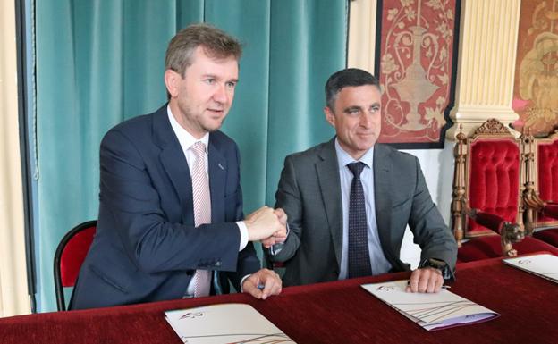 Javier Lacalle, alcalde de la ciudad, y Rafael Barbero, director general de la Fundación Caja de Burgos