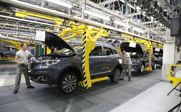 Operarios de Renault en la factoría de Villamuriel en Palencia. 