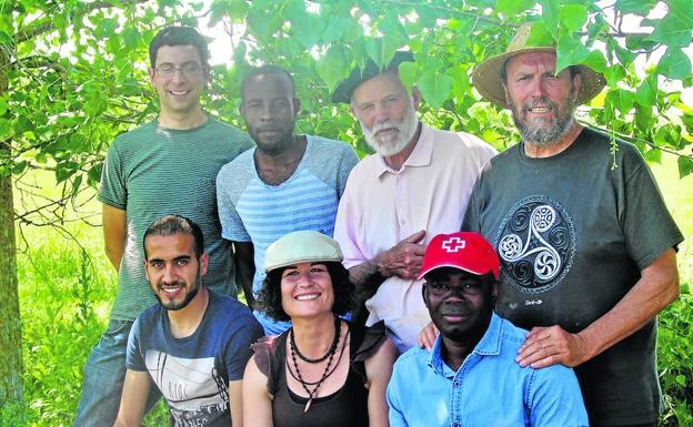 María Martínez, abajo en el centro, junto a participantes y formadores del proyecto Volviendo al Campo.