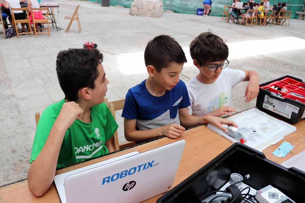 Fotos: Así han trabajado los niños en los talleres de Robotix