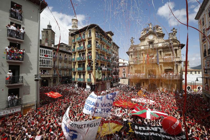 La capital navarra vive su fiesta más grande tras el lanzamiento del chupinazo desde la popular plaza del Ayuntamiento