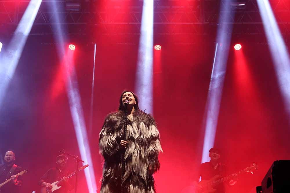 La cantante gallega ofreció un concierto en Burgos, íntimo y vital, dentro de la programación de las Fiestas de San Pedro y San Pablo