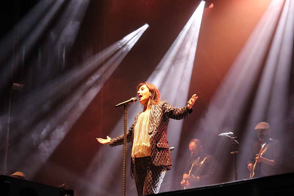 La cantante gallega ofreció un concierto en Burgos, íntimo y vital, dentro de la programación de las Fiestas de San Pedro y San Pablo