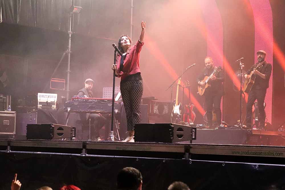 La cantante gallega ofreció un concierto en Burgos, íntimo y vital, dentro de la programación de las Fiestas de San Pedro y San Pablo