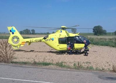 Imagen secundaria 1 - Arriba, las manos de Pedro llenas de aguijones. Abajo, a la izquierda, el helicóptero que le trasladó al Hospital Clínico de Valladolid. Abajo, a la derecha, Pedro huye del enjambre. 