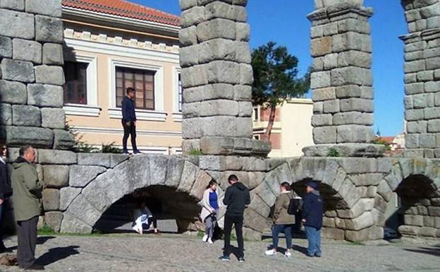 Turistas en el Acueducto. 