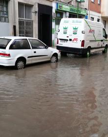 Imagen secundaria 2 - Varias calles se han visto anegadas por la lluvia.