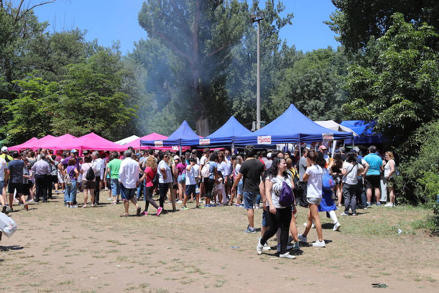 El Parque de Fuentes Blancas fue, como es habitual, el escenario de las últimas citas de los Sampedros: el Día de las Peñas y la quincuagésima primera edición del Concurso del Buen Yantar