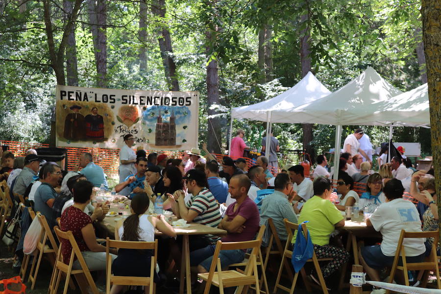 El Parque de Fuentes Blancas fue, como es habitual, el escenario de las últimas citas de los Sampedros: el Día de las Peñas y la quincuagésima primera edición del Concurso del Buen Yantar