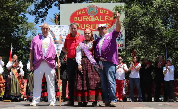 Integrantes de Blusas de San Esteban reciben del alcalde, Javier Lacalle, el estandarte acreditativo del primer premio de la categoría 'plato obligatorio'.