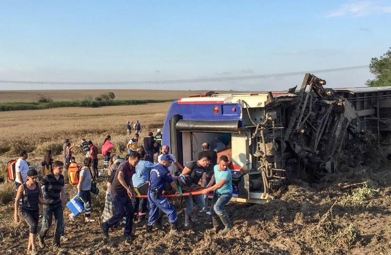 Fotos: Las impactantes imágenes del descarrilamiento de un tren en Turquía