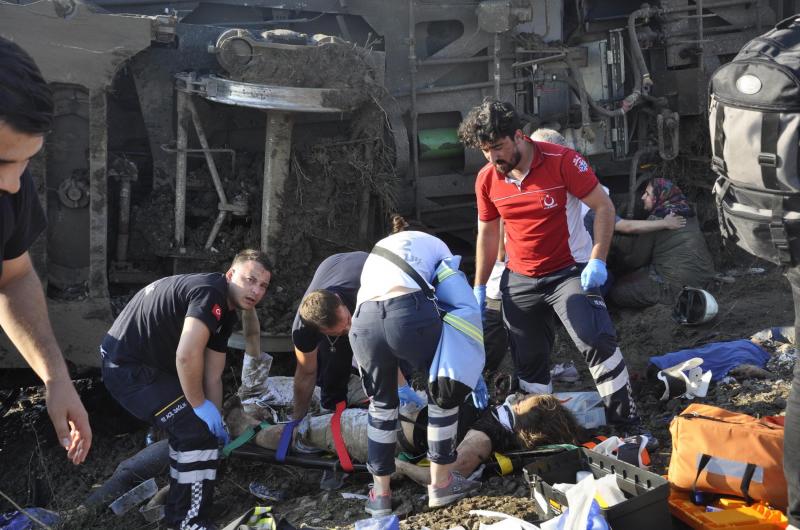 Fotos: Las impactantes imágenes del descarrilamiento de un tren en Turquía