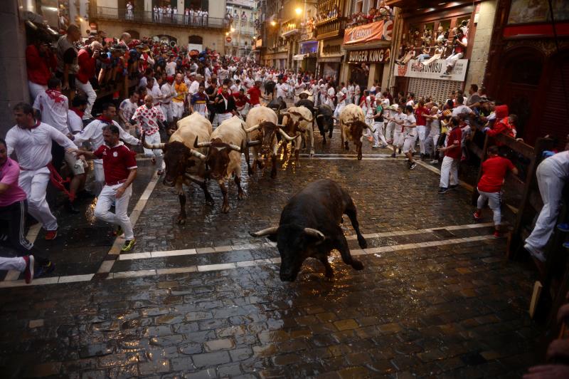 El encierro ha sido bastante limpio con algunos heridos por contusiones y los astados casi no se han resbalado pese a la lluvia intensa en las calles de Pamplona