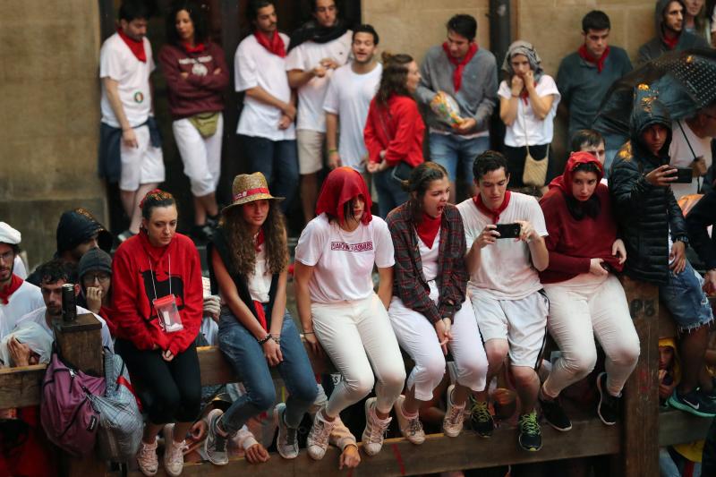 El encierro ha sido bastante limpio con algunos heridos por contusiones y los astados casi no se han resbalado pese a la lluvia intensa en las calles de Pamplona