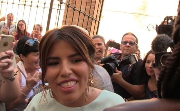 Chabelita en su entrada a la iglesia de Sanlúcar de Barrameda. 