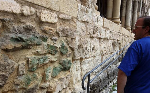 Restos de la pintada verde en la entrada a la iglesia de San Millán, este miércoles por la mañana. 