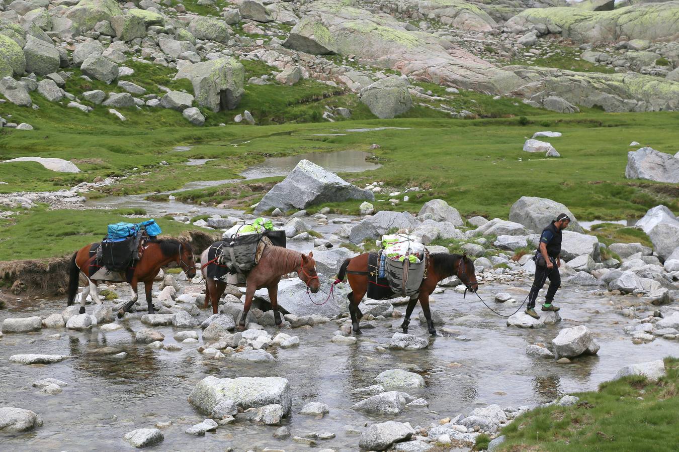 Israel parte del refugio Elola en la Laguna Grande de Gredos (Ávila) para buscar víveres que portearán los caballos.