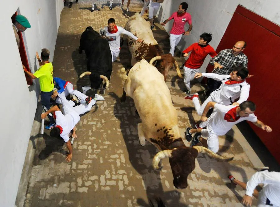 Se vivieron momentos de tensión en la curva de la Estafeta al quedar algún corredor atrapado entre la pared y los toros