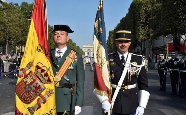 Una compañía de guardias civiles del Colegio de Guardias Jóvenes Duque de Ahumada, de Valdemoro (Madrid), desfila en París junto con gendarmes franceses. 