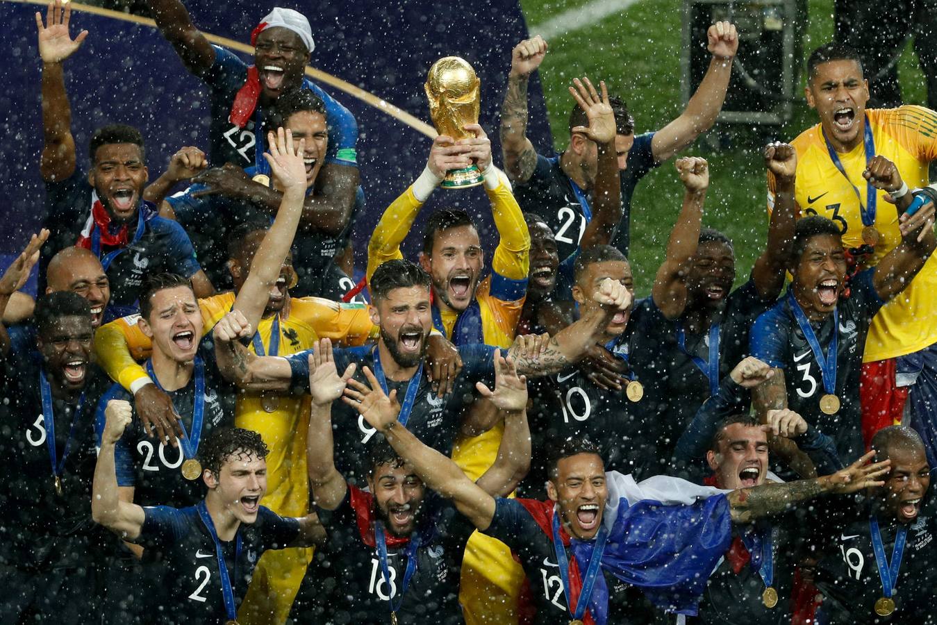 La selección francesa celebra su segunda estrella en la camiseta tras derrotar en la final a Croacia (4-2).