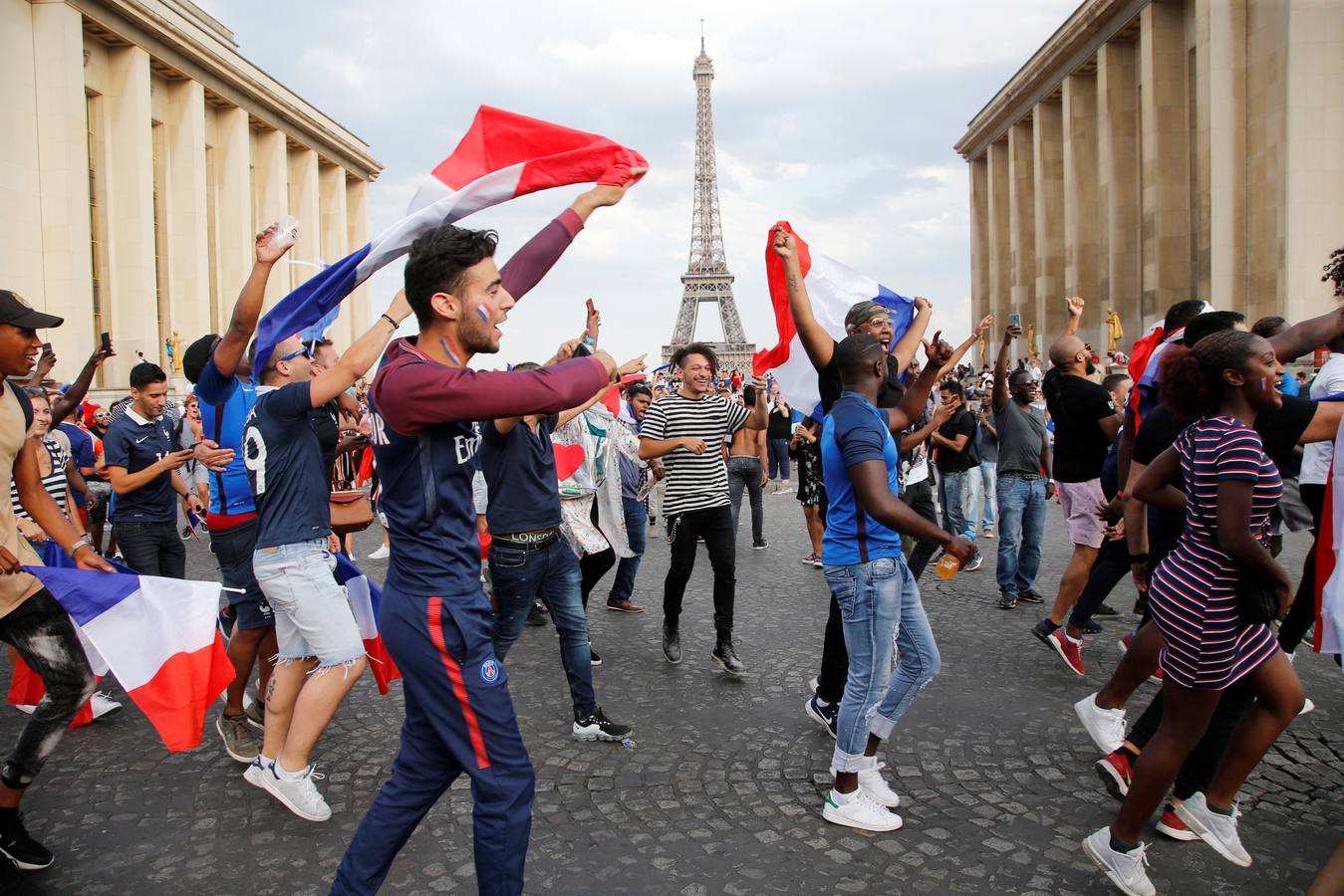 Los franceses se han echado a las calles de París apra celebrar el Mundial que ha ganado su selección en rusia.