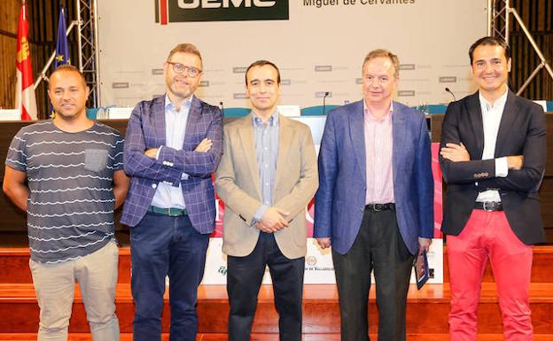 Montxo Martínez, de Bodegas Grupo Yllera; Raúl Escudero, gerente del Consejo Regulador Cigales; Miguel Sanz Cabrejas, director general del Consejo Regulador Ribera de Duero; Ignacio Fernández, director de Onda Cero y Antena 3 Castilla y León, y Roberto Sanz Soblechero, de Bodegas Familiares Matarromera. 