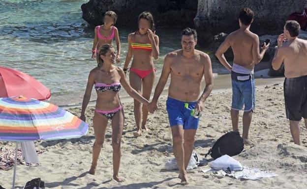 Begoña Gómez y Pedro Sánchez, en una playa de Ibiza durante las vacaciones de 2016. 