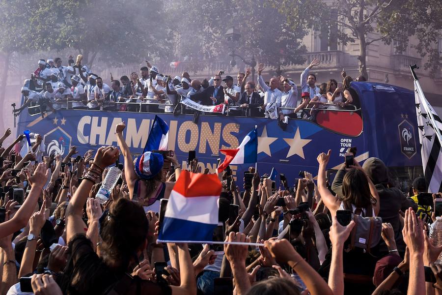 Los 'bleus' entregaron la Copa del Mundo a la afición y celebraron su victoria por las calles de París y en el Palacio del Elíseo con el presidente Emmanuel Macron