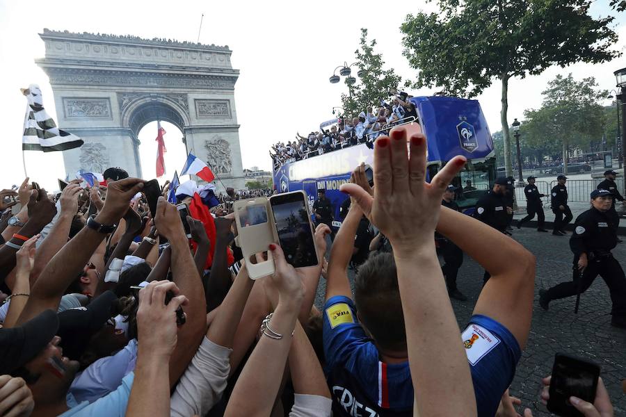 Los 'bleus' entregaron la Copa del Mundo a la afición y celebraron su victoria por las calles de París y en el Palacio del Elíseo con el presidente Emmanuel Macron