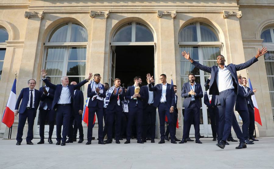 Los 'bleus' entregaron la Copa del Mundo a la afición y celebraron su victoria por las calles de París y en el Palacio del Elíseo con el presidente Emmanuel Macron