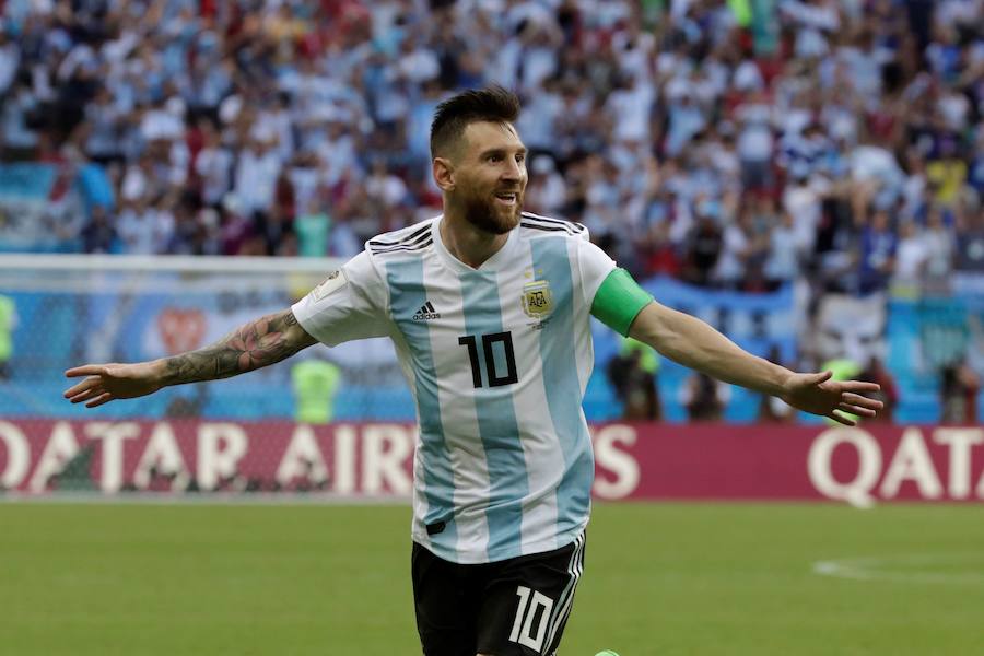 El barcelonista Messi, octavo, obtuvo unas ganancias de 111 millones de dólares (94,9 millones de euros), entre salario y contratos publicitarios.