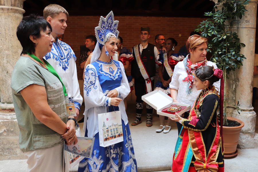 Fotos: Lo mejor del folclore internacional se cita en Castilfalé