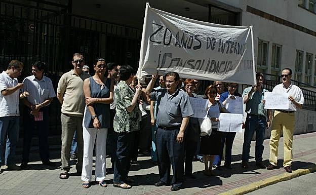 Movilización de médicos interinos de 2003 cuando ya reclamaban una plaza fija. EL NORTE